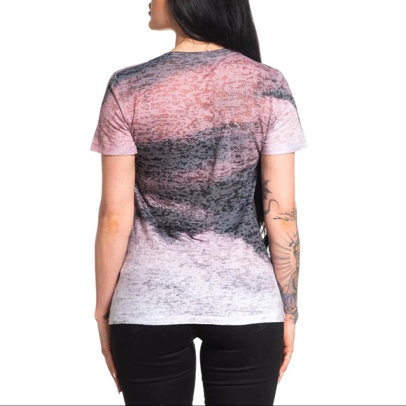 Punk Rock T Shirt Affliction T-Shirt Claressa Print Mit Fleur De Lis Und Flügeln Smoking Guns Damen Shirt Biker Tattoo Print